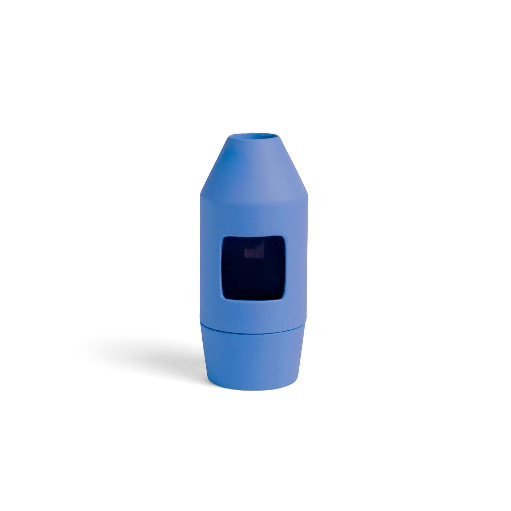 Le diffuseur de parfum couleur Bleu proposé par Hay design. Magnifique objet en porcelaine brute. Apporte une douce lumière qui s'apparente à un feu de cheminée.