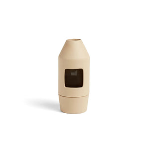 Le diffuseur de parfum couleur Nude proposé par Hay design. Magnifique objet en porcelaine brute. Apporte une douce lumière qui s'apparente à un feu de cheminée.