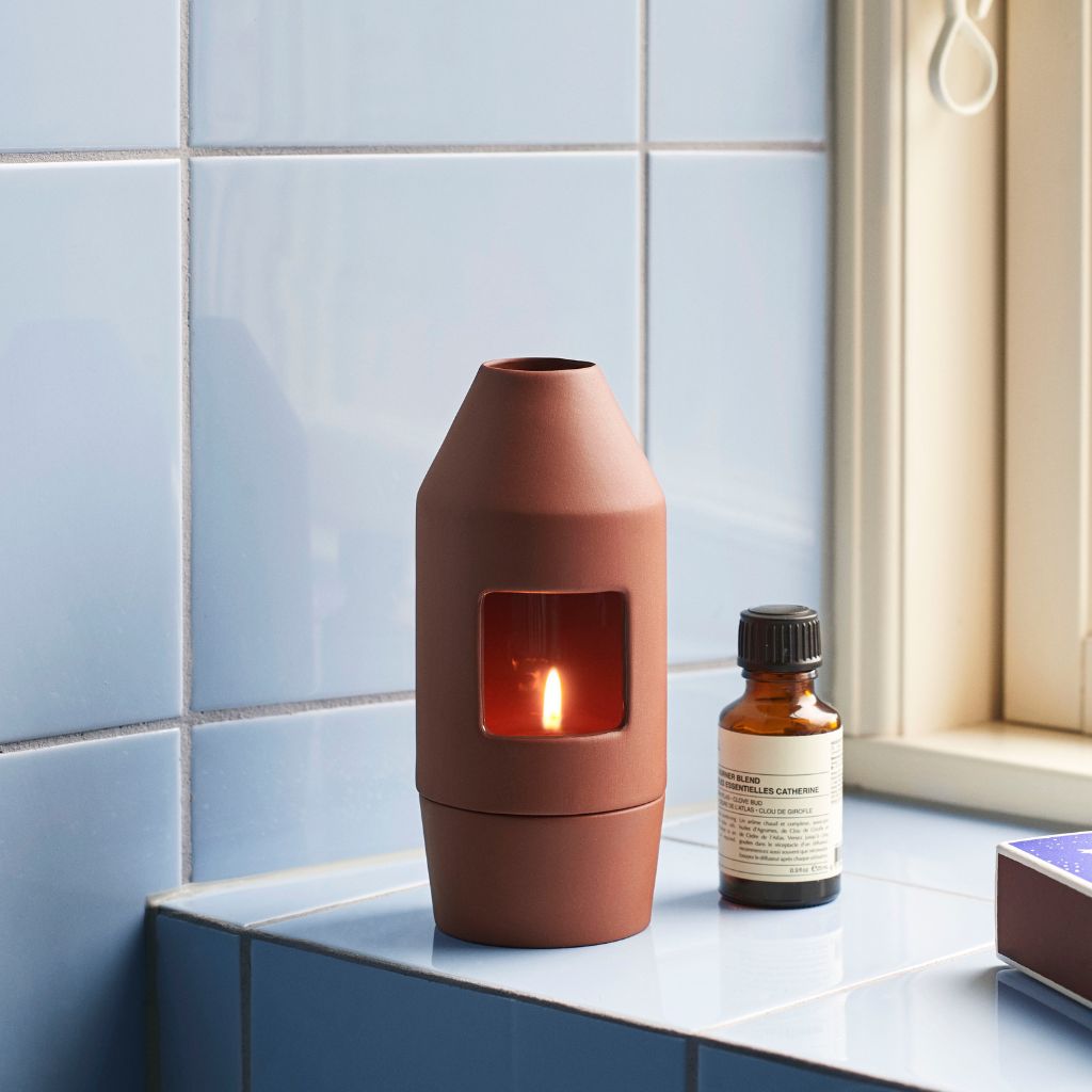 Le diffuseur de parfum couleur Terracotta proposé par Hay design. Magnifique objet en porcelaine brute. Apporte une douce lumière qui s'apparente à un feu de cheminée.